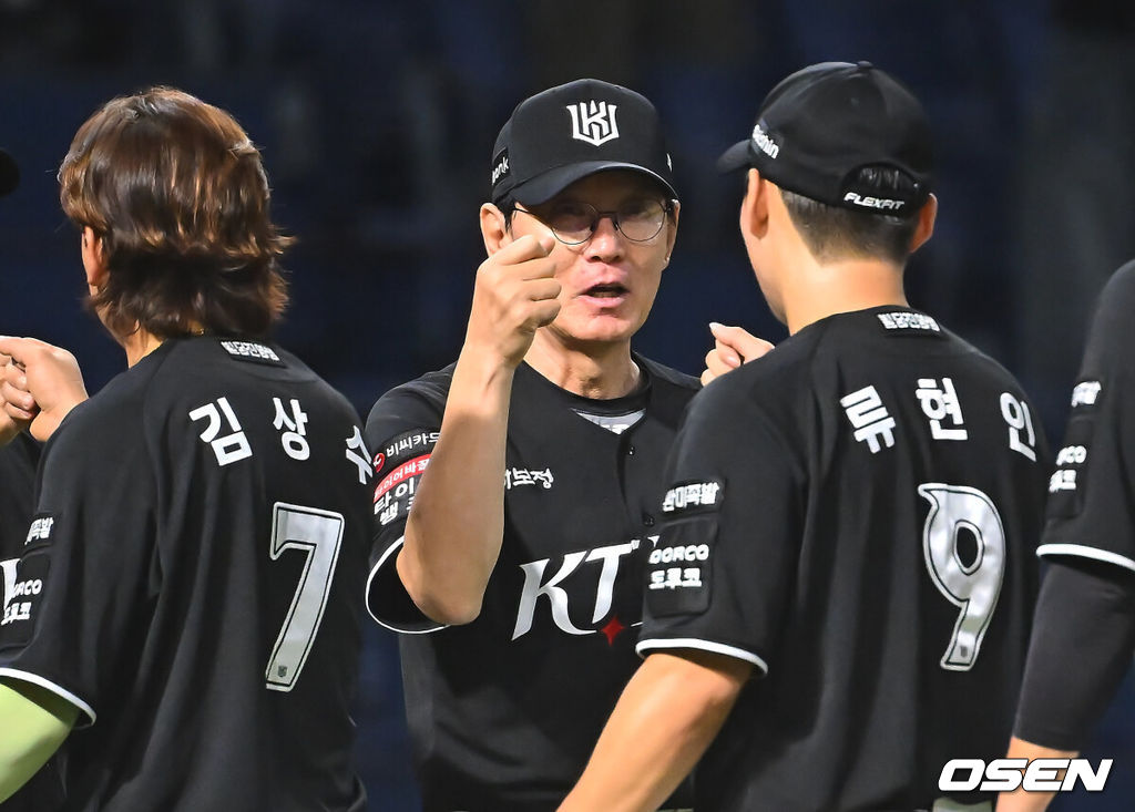 11일 창원NC파크에서 2026 신한 SOL KBO 리그 NC 다이노스와 KT 위즈의 경기가 열렸다. 홈팀 NC는 라일리가, 방문팀 KT는 로건이 선발 출전했다. KT 위즈 이강철 감독이 NC 다이노스에 9회 7-3으로 극적인 역전승을 올리고 류현인과 하이파이브를 하고 있다. 2026.08.11 / foto0307@osen.co.kr