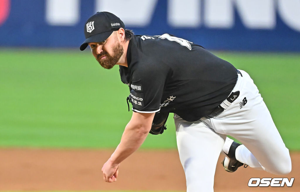 11일 창원NC파크에서 2026 신한 SOL KBO 리그 NC 다이노스와 KT 위즈의 경기가 열렸다. 홈팀 NC는 라일리가, 방문팀 KT는 로건이 선발 출전했다. KT 위즈 선발투수 로건이 역투하고 있다. 2026.08.11 / foto0307@osen.co.kr