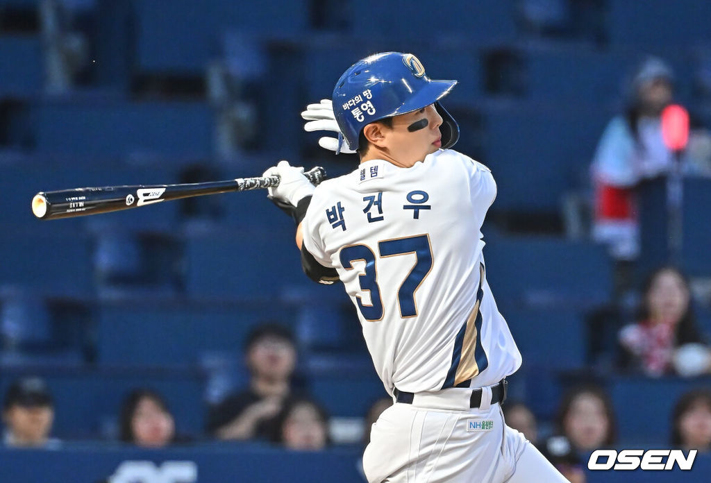 11일 창원NC파크에서 2026 신한 SOL KBO 리그 NC 다이노스와 KT 위즈의 경기가 열렸다. 홈팀 NC는 라일리가, 방문팀 KT는 로건이 선발 출전했다. NC 다이노스 박건우가 1회말 2사 3루 우중간 1타점 안타를 치고 있다. 2026.08.11 / foto0307@osen.co.kr