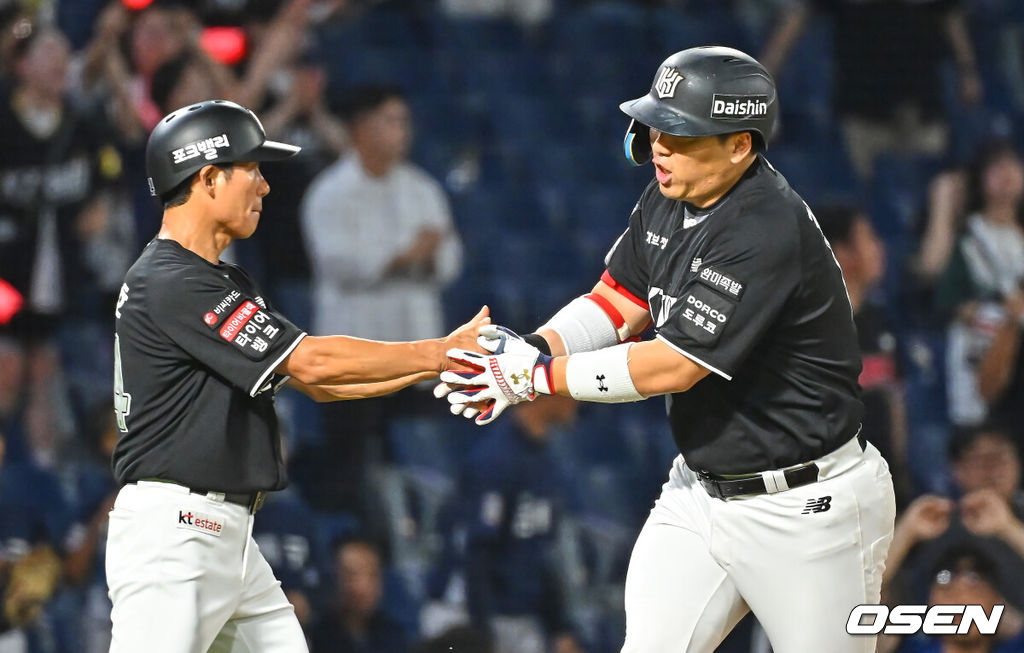 11일 창원NC파크에서 2026 신한 SOL KBO 리그 NC 다이노스와 KT 위즈의 경기가 열렸다. 홈팀 NC는 라일리가, 방문팀 KT는 로건이 선발 출전했다. KT 위즈 김현수가 4회초 우월 솔로 홈런을 치고 하이파이브를 하고 있다. 2026.08.11 / foto0307@osen.co.kr