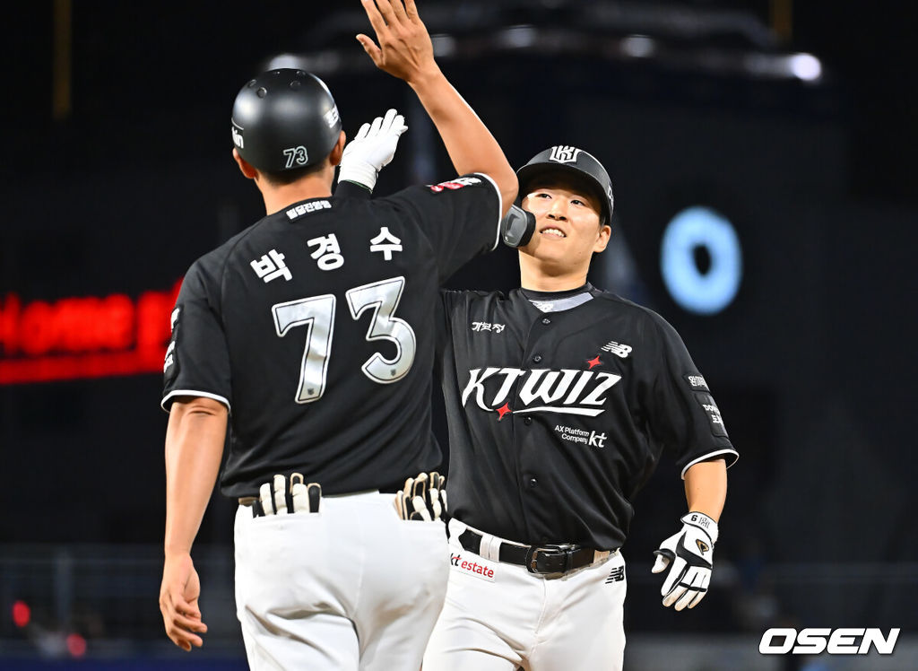 11일 창원NC파크에서 2026 신한 SOL KBO 리그 NC 다이노스와 KT 위즈의 경기가 열렸다. 홈팀 NC는 라일리가, 방문팀 KT는 로건이 선발 출전했다. KT 위즈 류현인이 1사 만루 2루수 왼쪽 1타점 내야 안타를 치고 기뻐하고 있다. 2026.08.11 / foto0307@osen.co.kr