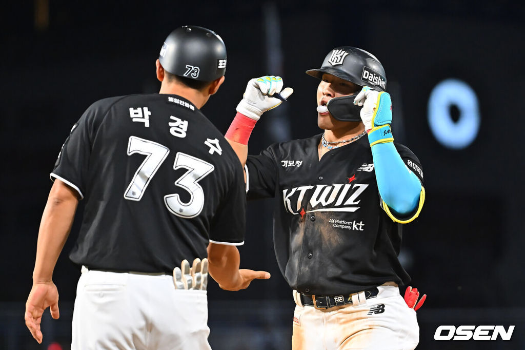 11일 창원NC파크에서 2026 신한 SOL KBO 리그 NC 다이노스와 KT 위즈의 경기가 열렸다. 홈팀 NC는 라일리가, 방문팀 KT는 로건이 선발 출전했다. KT 위즈 안현민이 9회초 2사 만루 우익수 왼쪽 2타점 안타를 치고 기뻐하고 있다. 2026.08.11 / foto0307@osen.co.kr