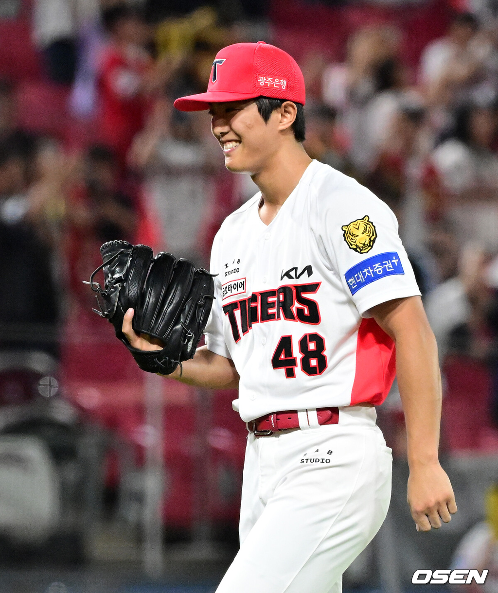 KIA 타이거즈가 폭염 휴식기를 마치고 가진 첫 경기에서 기분좋은 승리를 따냈다.KIA는 11일 광주-기아 챔피언스필드에서 열린 2026 신한은행 SOL KBO리그 삼성 라이온즈와의 팀간 12차전을 3-1로 승리했다. 선발 아담 올러가 6이닝 1실점으로 호투하며 2년 연속 10승을 따냈다. 불펜이 3이닝을 깔끔하게 막았다. 이의리는 생애 첫 세이브를 따냈다. 타선에서는 김태군이 3타점을 모두 기록하며 승리를 이끌었다. 경기를 마치고 KIA 이의리가 승리를 기뻐하고 있다. 2026.08.11 / jpnews@osen.co.kr