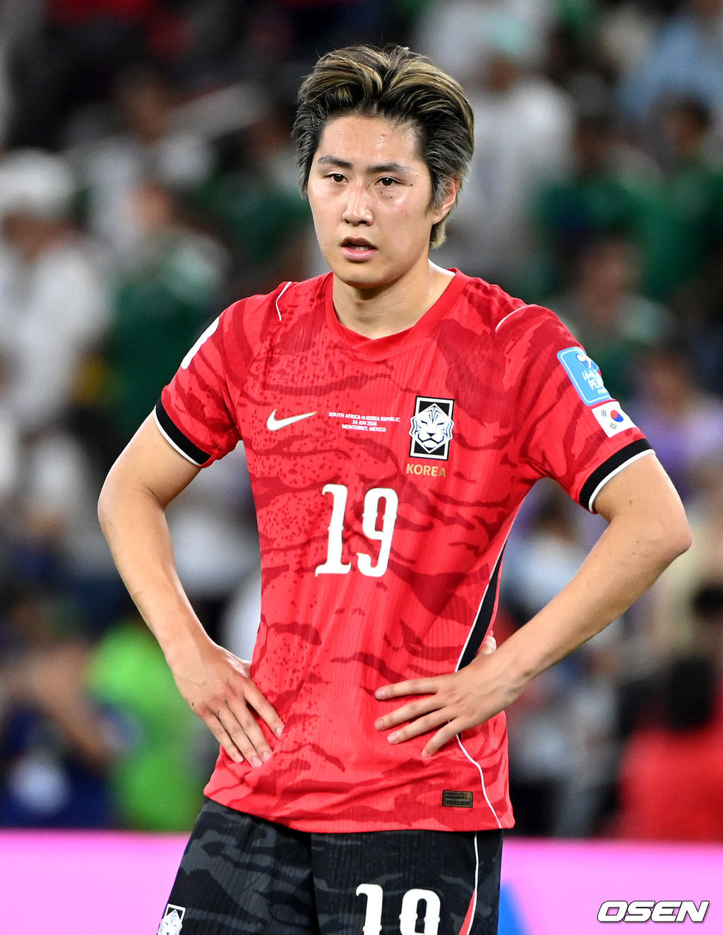 홍명보 감독이 이끄는 대한민국 축구대표팀은 25일(이하 한국시간) 오전 10시 멕시코 몬테레이 스타디움에서 개최된 2026 국제축구연맹(FIFA) 북중미 월드컵 조별리그 A조 최종전에서 남아프리카공화국에게 0-1 충격패를 당했다. 1승2패가 된 한국은 A조 3위로 밀리며 32강 자력진출에 실패했다. 한국은 나머지 조들의 상황을 따져보고 32강에 진출할 가능성은 남아있다.경기 종료 후 대한민국 이강인이 패배에 아쉬워하고 있다. 2026.06.25 /sunday@osen.co.kr