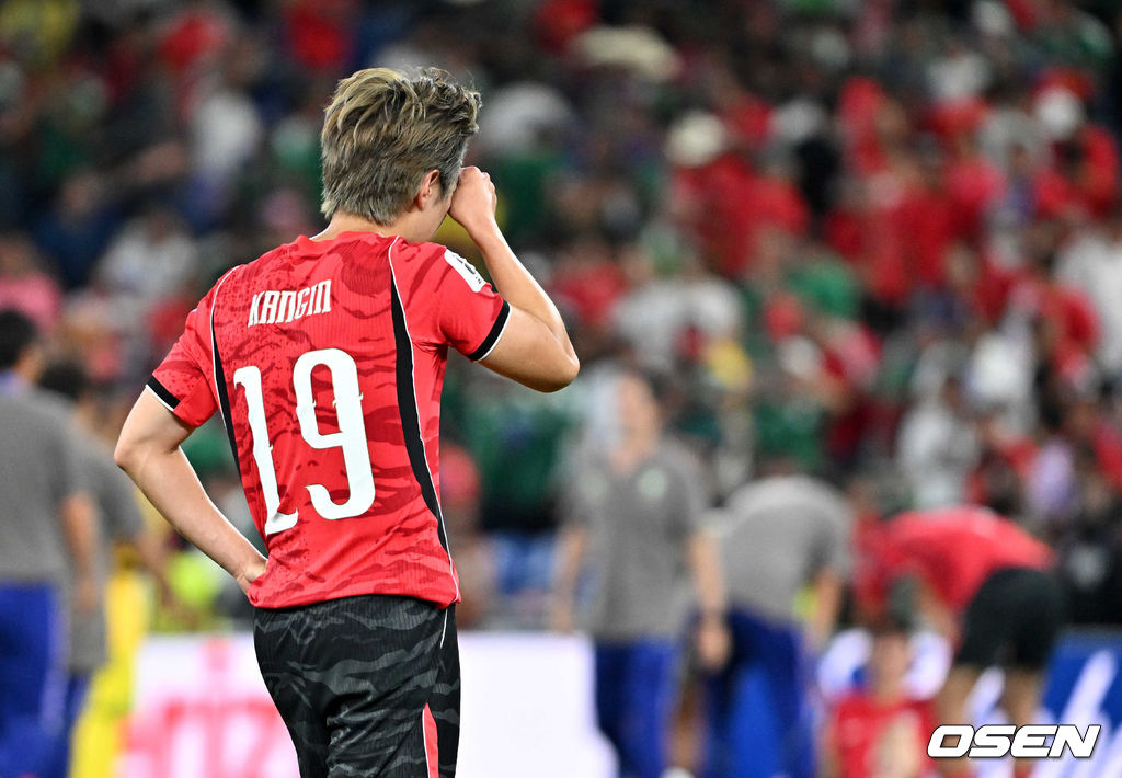 홍명보 감독이 이끄는 대한민국 축구대표팀은 25일(이하 한국시간) 오전 10시 멕시코 몬테레이 스타디움에서 개최된 2026 국제축구연맹(FIFA) 북중미 월드컵 조별리그 A조 최종전에서 남아프리카공화국에게 0-1 충격패를 당했다. 1승2패가 된 한국은 A조 3위로 밀리며 32강 자력진출에 실패했다. 한국은 나머지 조들의 상황을 따져보고 32강에 진출할 가능성은 남아있다.경기 종료 후 대한민국 이강인이 패배에 아쉬워하고 있다. 2026.06.25 /sunday@osen.co.kr