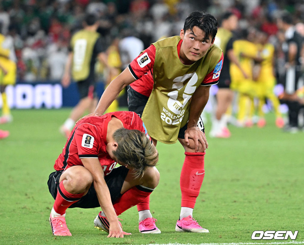 홍명보 감독이 이끄는 대한민국 축구대표팀은 25일(이하 한국시간) 오전 10시 멕시코 몬테레이 스타디움에서 개최된 2026 국제축구연맹(FIFA) 북중미 월드컵 조별리그 A조 최종전에서 남아프리카공화국에게 0-1 충격패를 당했다. 1승2패가 된 한국은 A조 3위로 밀리며 32강 자력진출에 실패했다. 한국은 나머지 조들의 상황을 따져보고 32강에 진출할 가능성은 남아있다.경기 종료 후 대한민국 오현규가 아쉬워하는 이강인을 위로하고 있다. 2026.06.25 /sunday@osen.co.kr