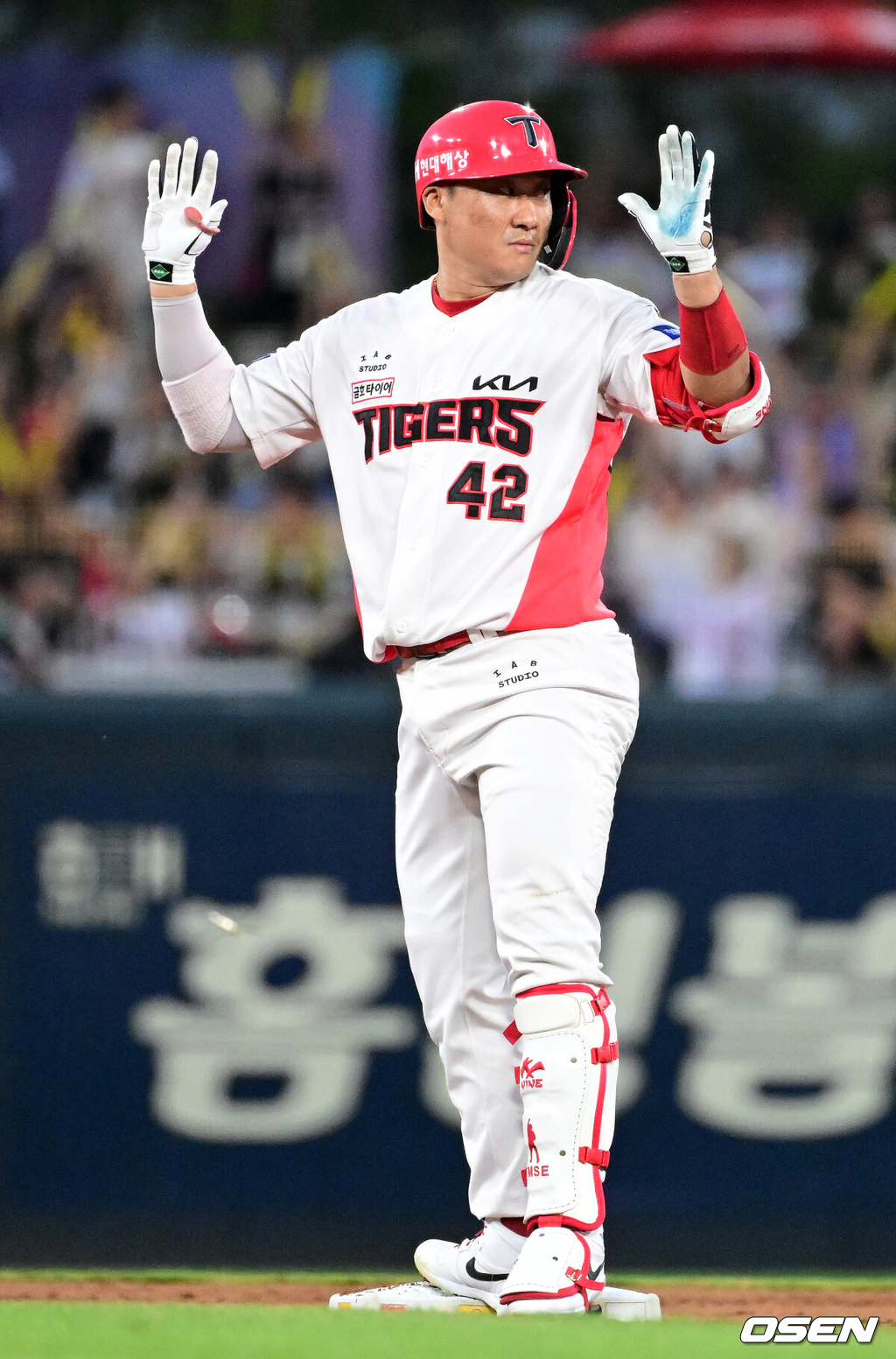 11일 광주-기아 챔피언스필드에서 2026 신한 SOL KBO리그 KIA 타이거즈와 삼성 라이온즈의 경기가 열렸다.KIA는 아담 올러, 삼성은 크리스 페덱을 선발로 내세웠다.2회말 2사 2,3루에서 KIA 김태군이 선제 2타점 적시 2루타를 날리며 기뻐하고 있다. 2026.08.11 / jpnews@osen.co.kr