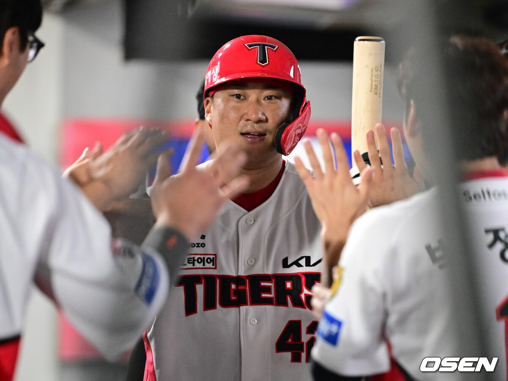 11일 광주-기아 챔피언스필드에서 2026 신한 SOL KBO리그 KIA 타이거즈와 삼성 라이온즈의 경기가 열렸다.KIA는 아담 올러, 삼성은 크리스 페덱을 선발로 내세웠다.4회말 1사 2,3루에서 KIA 김태군이 희생플라이로 타점을 올리며 동료선수들과 기뻐하고 있다. 2026.08.11 / jpnews@osen.co.kr