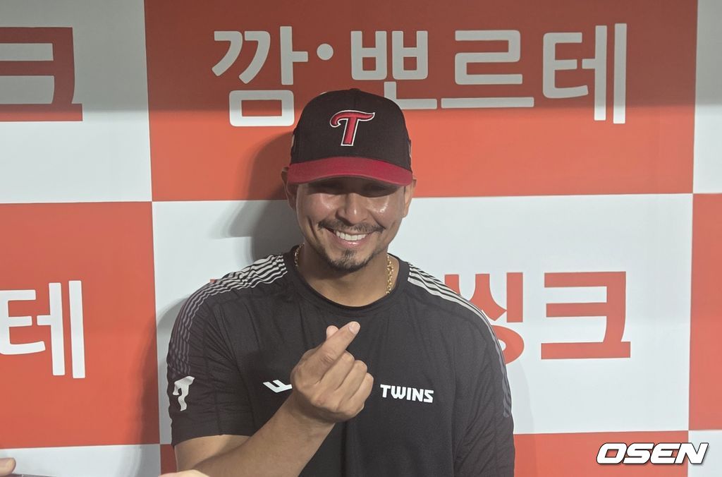 프로야구 LG 트윈스 새 외국인 투수 카라스코는 11일 서울 고척 스카이돔에서 열린 키움 히어로즈와 경기에 선발투수로 등판, 6이닝 2실점 퀄리티 스타트로 승리 투수가 됐다. 경기 후 환하게 웃으며 취재진과 인터뷰를 하고 있다. /orange@osen.co.kr