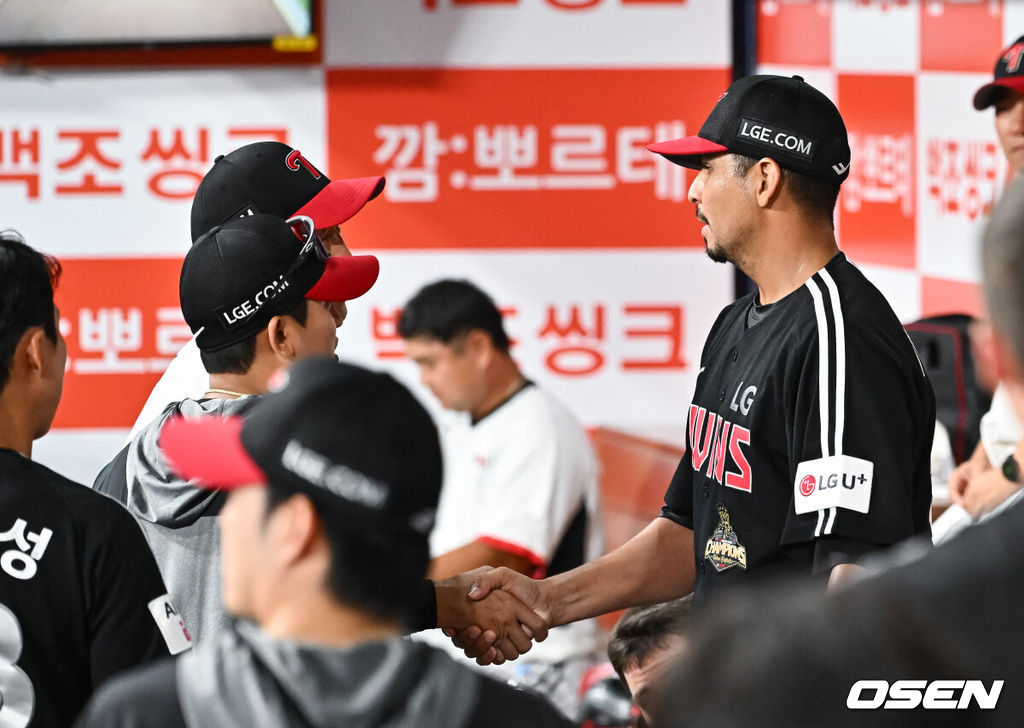 11일 오후 서울 고척스카이돔에서 2026 신한 SOL KBO리그 키움 히어로즈와 LG 트윈스의 경기가 진행됐다.이날 경기에는 키움은 안우진을, LG는 카라스코를 선발투수로 내세웠다.6회말 이닝종료후 LG 카라스코가 김광삼 투수 코치와 악수를 나누고 있다. 2026.08.11 / soul1014@osen.co.kr