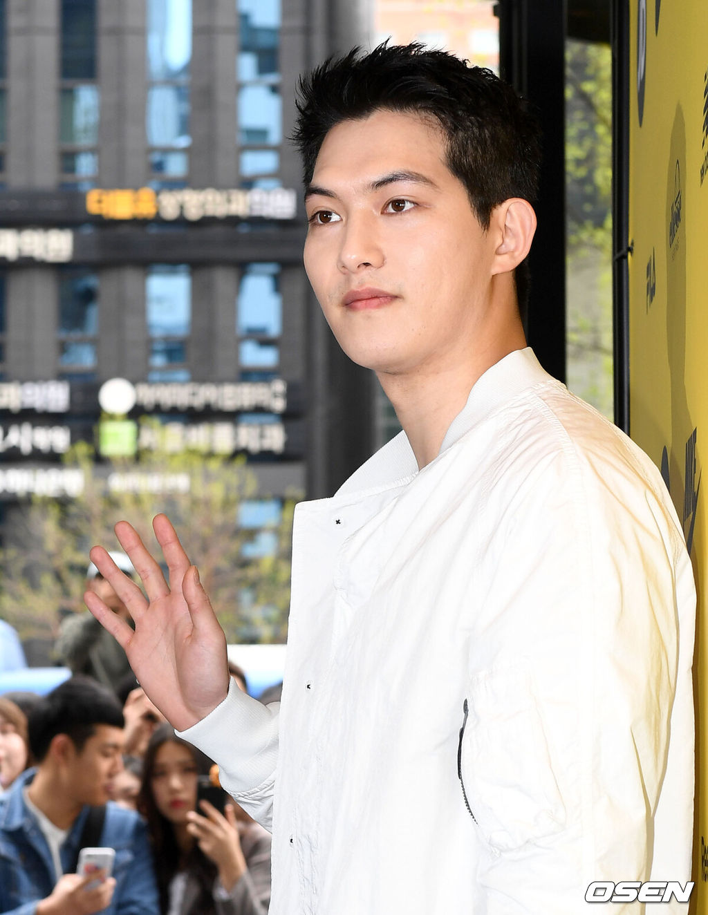 13일 오후 서울 강남구 논현동에서 신발-의류 멀티숍 오픈 행사가 열렸다.그룹 씨앤블루 이종현이 포토타임을 갖고 있다./sunday@osen.co.kr