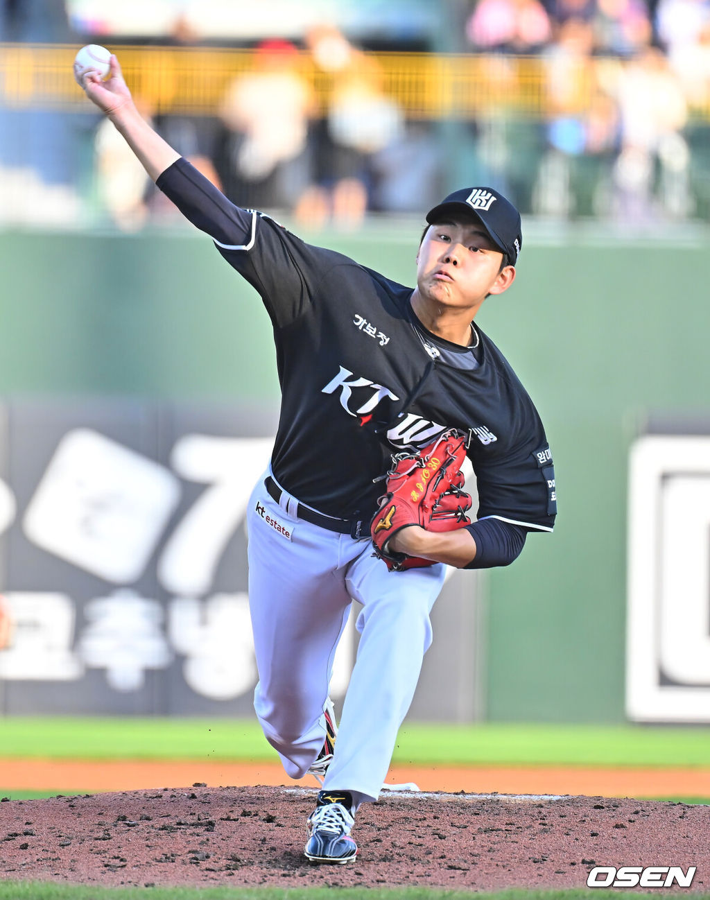 25일 부산 사직야구장에서 2026 신한 SOL KBO 리그 롯데 자이언츠와 KT 위즈의 경기가 열렸다. 홈팀 롯데는 김진욱이, 방문팀 KT는 소형준이 선발 출전했다.KT 위즈 선발 투수 소형준이 역투하고 있다. 2026.07.25 / foto0307@osen.co.kr