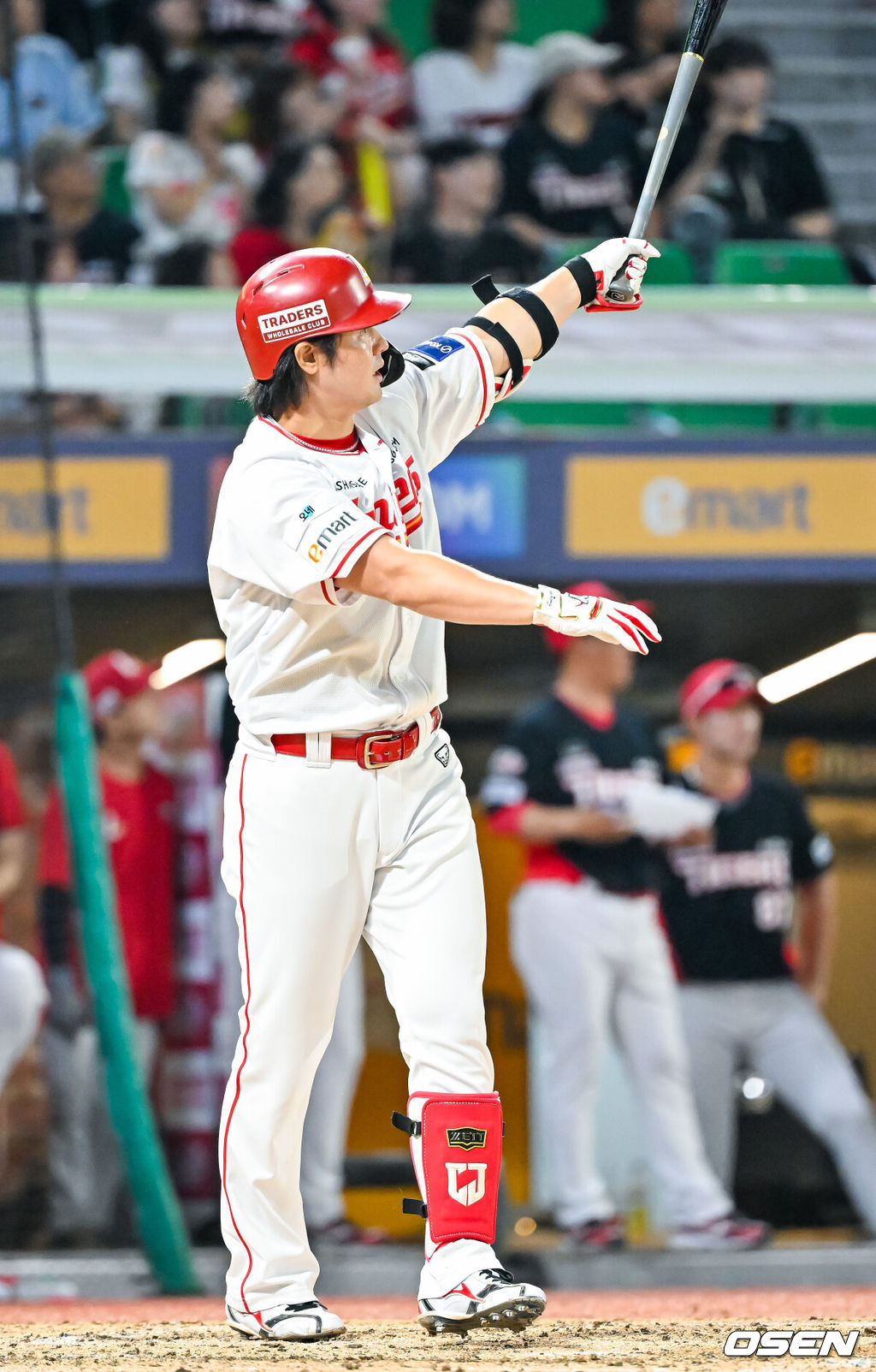 16일 인천 SSG랜더스필드에서 ‘2026 신한 SOL Bank KBO리그’ SSG 랜더스와 KIA 타이거즈의 경기가 열렸다.이날 SSG는 아빌라, KIA는 올러를 선발로 내세웠다.5회말 1사 주자 2루 SSG 최정이 죄월 투런홈런을 때리고 있다. 최정은 11년 연속 20홈런에 성공하고 있다. (KBO리그 첫번째) 2026.07.16 / rumi@osen.co.kr