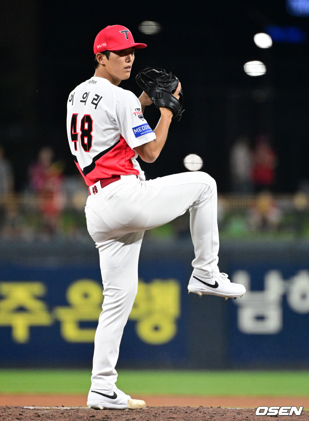 KIA 타이거즈가 폭염 휴식기를 마치고 가진 첫 경기에서 기분좋은 승리를 따냈다.KIA는 11일 광주-기아 챔피언스필드에서 열린 2026 신한은행 SOL KBO리그 삼성 라이온즈와의 팀간 12차전을 3-1로 승리했다. 선발 아담 올러가 6이닝 1실점으로 호투하며 2년 연속 10승을 따냈다. 불펜이 3이닝을 깔끔하게 막았다. 이의리는 생애 첫 세이브를 따냈다. 타선에서는 김태군이 3타점을 모두 기록하며 승리를 이끌었다. 9회초 KIA 이의리가 역투하고 있다. 2026.08.11 / jpnews@osen.co.kr