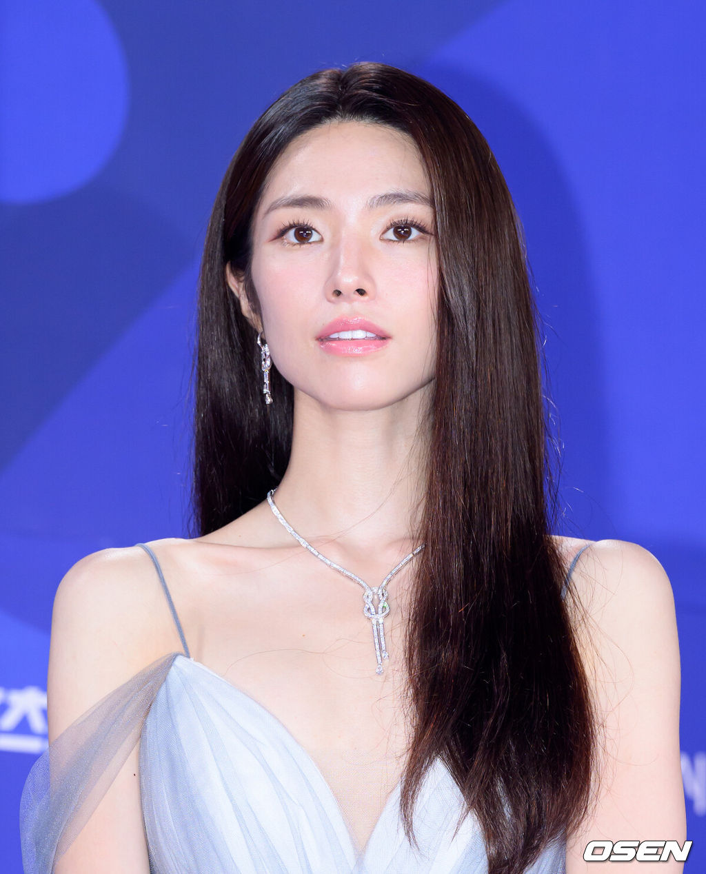 제4회 청룡시리즈어워즈 레드카펫 및 포토월 행사가 18일 인천 파라다이스시티에서 열렸다.청룡시리즈어워즈는 2022년 대한민국 최초로 시도된 오리지널 스트리밍 시리즈를 대상으로 하는 시상식이다. 사회는 전현무와 임윤아로 4년 연속 호흡을 맞춘다.배우 하영이 레드카펫을 밟고 있다. 2025.07.18 /sunday@osen.co.kr