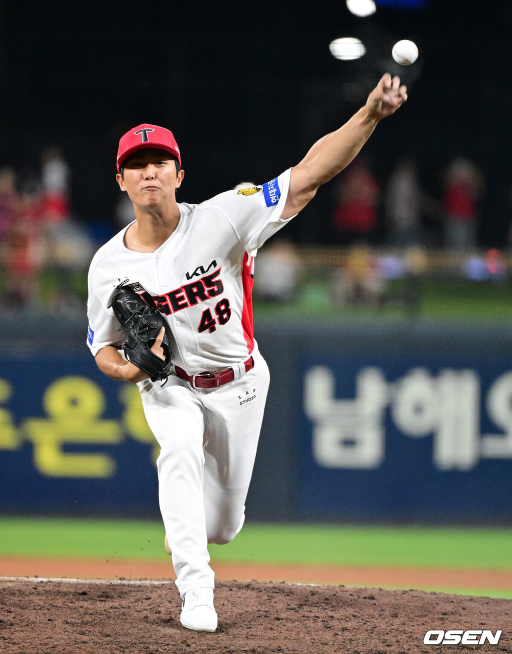 KIA 타이거즈가 폭염 휴식기를 마치고 가진 첫 경기에서 기분좋은 승리를 따냈다.KIA는 11일 광주-기아 챔피언스필드에서 열린 2026 신한은행 SOL KBO리그 삼성 라이온즈와의 팀간 12차전을 3-1로 승리했다. 선발 아담 올러가 6이닝 1실점으로 호투하며 2년 연속 10승을 따냈다. 불펜이 3이닝을 깔끔하게 막았다. 이의리는 생애 첫 세이브를 따냈다. 타선에서는 김태군이 3타점을 모두 기록하며 승리를 이끌었다. 9회초 KIA 이의리가 역투하고 있다. 2026.08.11 / jpnews@osen.co.kr