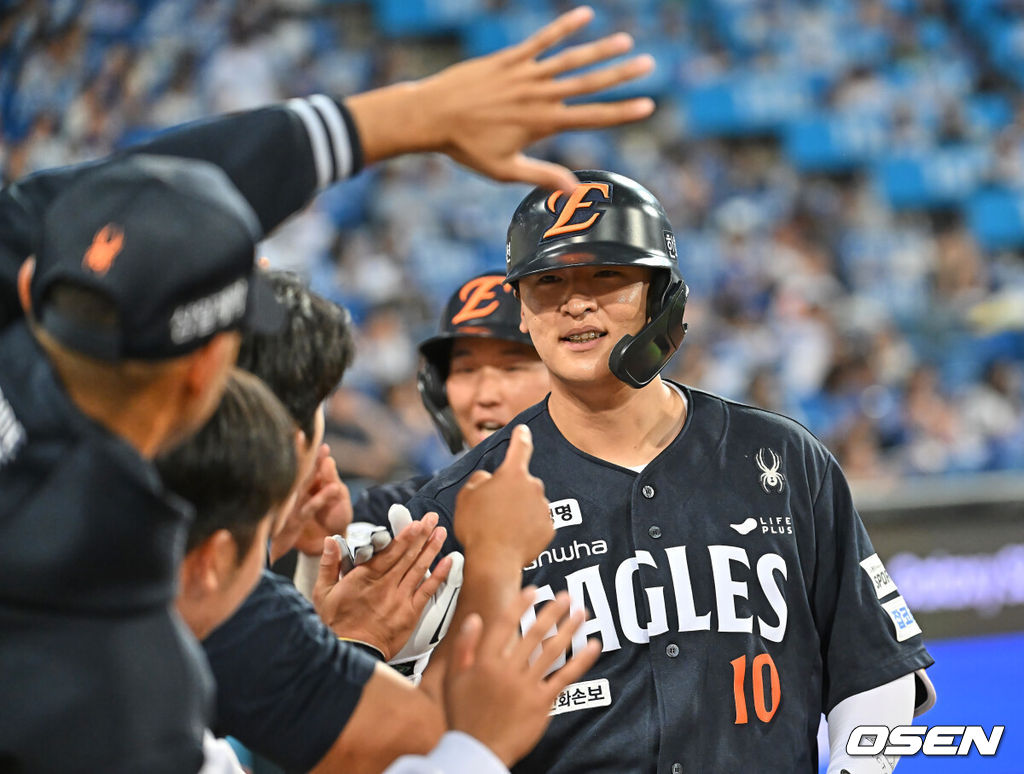 2일 대구삼성라이온즈파크에서 2026 신한 SOL KBO 리그 삼성 라이온즈와 한화 이글스의 경기가 열렸다. 홈팀 삼성은 장찬희가, 방문팀 한화는 문동주가 선발 출전했다. 한화 이글스 이진영이 7회초 2사 2루 좌중월 2점 홈런을 치고 하이파이브를 하고 있다. 2026.05.02 / foto0307@osen.co.kr