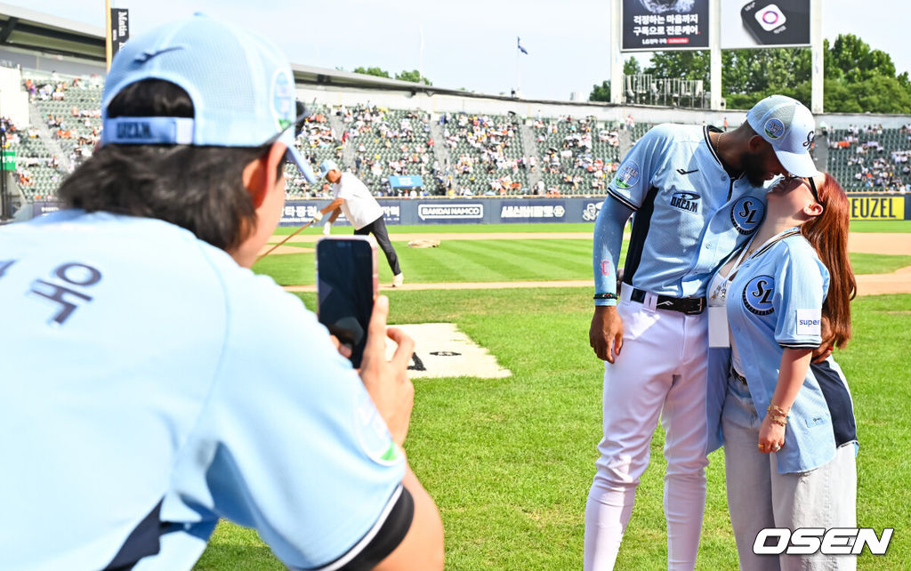 11일 서울 잠실야구장에서 ‘2026 신한 SOL KBO 올스타전’이 진행됐다.1982년 개장 이후 마지막 잠실 올스타전에서 양의지,류현진 등 베테랑들의 기록 도전과 27명의 첫 올스타 출전 신예들이 맞붙는 가운데, 나눔의 5연승과 드림의 7년 만의 승리 여부가 관심을 모은다.경기 앞두고 삼성 디아즈가 아내와 함께 포즈를 취하고 있다. 2026.07.11 / soul1014@osen.co.kr