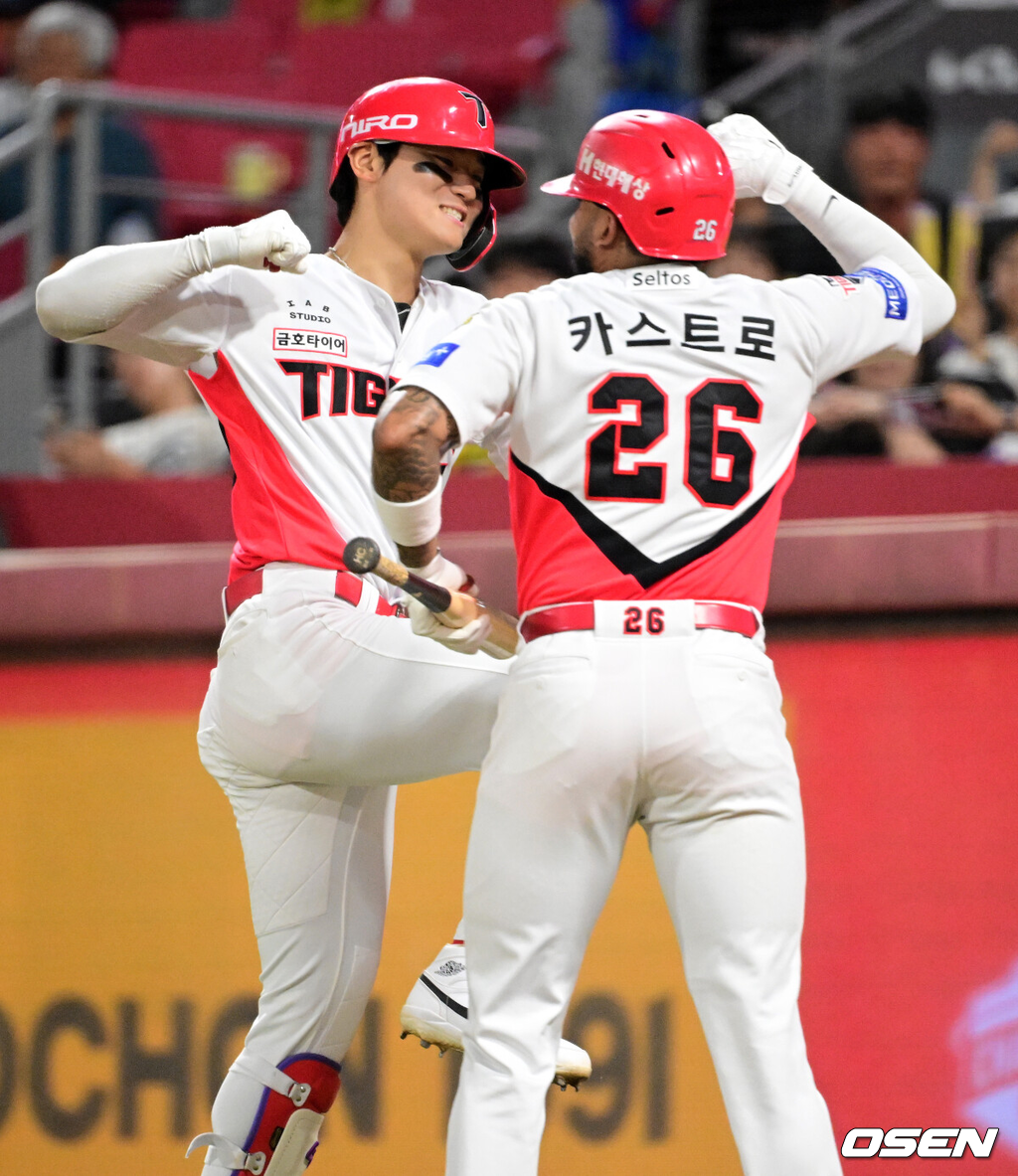 12일 광주-기아 챔피언스필드에서 2026 신한 SOL KBO리그 KIA 타이거즈와 삼성 라이온즈의 경기가 열렸다.KIA는 제임스 네일, 삼성은 오스틴 보스를 선발로 내세웠다.3회말 무사에서 KIA 김도영이 역전 중월 솔로포를 날리며 카스트로와 기뻐하고 있다. 2026.08.12 / jpnews@osen.co.kr