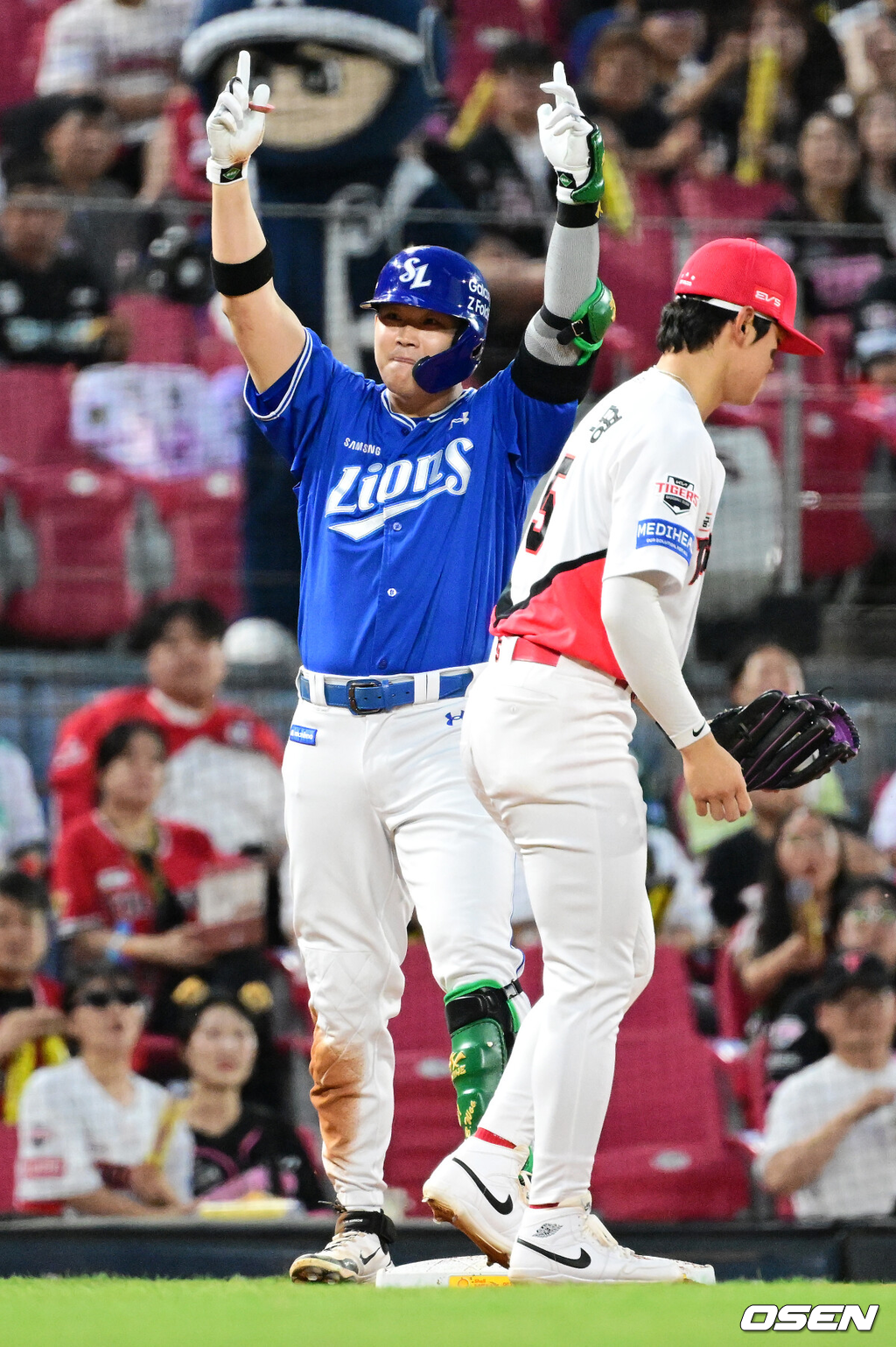 12일 광주-기아 챔피언스필드에서 2026 신한 SOL KBO리그 KIA 타이거즈와 삼성 라이온즈의 경기가 열렸다.KIA는 제임스 네일, 삼성은 오스틴 보스를 선발로 내세웠다.1회초 2사 1,3루에서 삼성 전병우가 선제 2타점 적시 2루타를 날리며 기뻐하고 있다. 2026.08.12 / jpnews@osen.co.kr