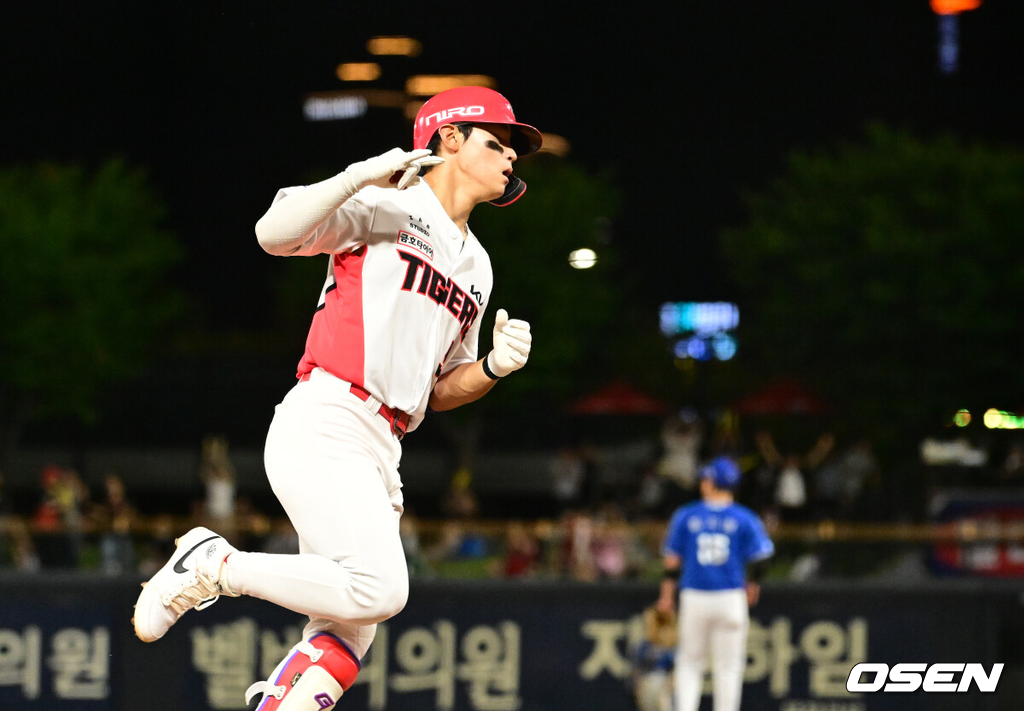 12일 광주-기아 챔피언스필드에서 2026 신한 SOL KBO리그 KIA 타이거즈와 삼성 라이온즈의 경기가 열렸다.KIA는 제임스 네일, 삼성은 오스틴 보스를 선발로 내세웠다.3회말 무사에서 KIA 김도영이 역전 중월 솔로포를 날리며 그라운드를 돌고 있다. 2026.08.12 / jpnews@osen.co.kr