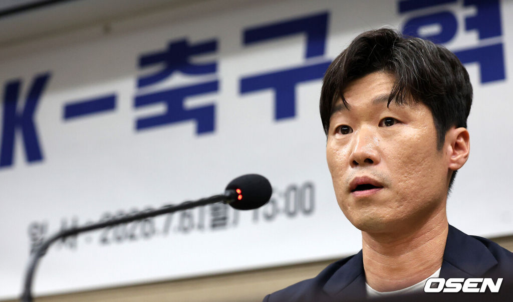 6일 오후 서울 올림픽파크텔에서 K-축구 혁신위원회 출범식이 열렸다.최휘영 문체부 장관과 박지성 FIFA 위원이 공동위원장을 맡고 축구·체육계 인사들이 참여하는 혁신위원회는 한국 축구의 구조적 문제를 진단하고 거버넌스 개선, 유소년 육성, 첨단 기술 도입 등 중장기 발전 방안을 마련할 계획이다.박지성 공동위원장이 참석하고 있다. 2026.07.06 /sunday@osen.co.kr
