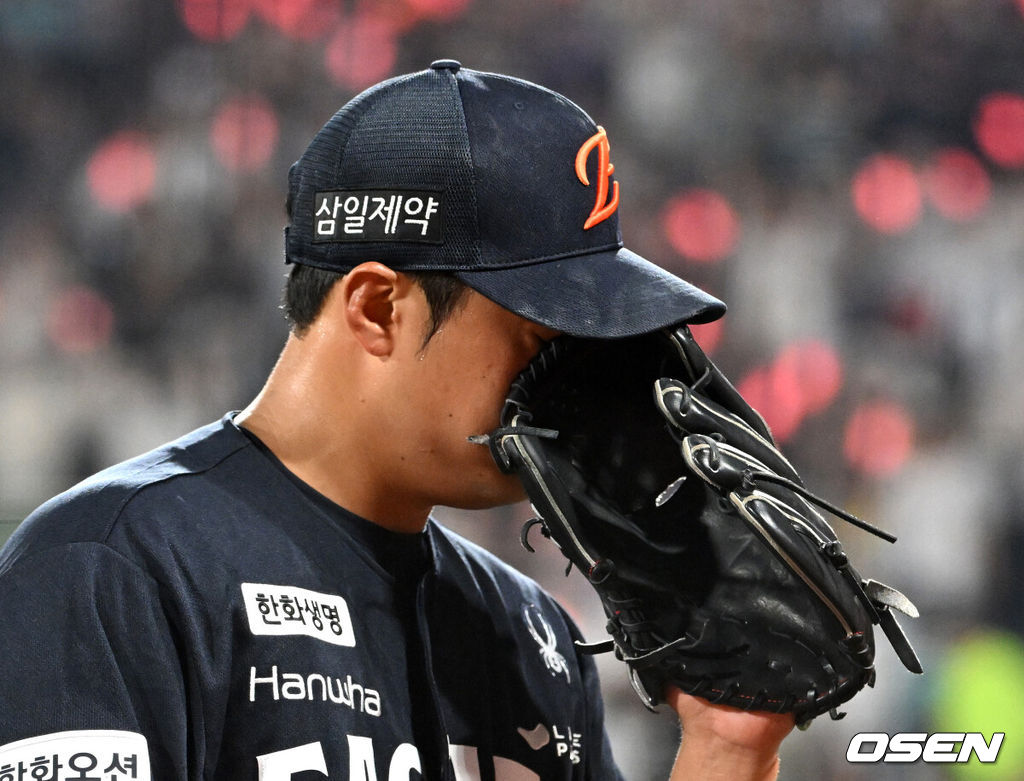 31일 수원 KT위즈파크에서 2026 신한 SOL KBO리그 KT 위즈와 한화 이글스의 경기가 열렸다.이날 KT는 소형준, 한화는 류현진을 선발로 내세웠다.6회말 1사 2,3루에서 한화 이형범이 KT 한승택에게 우중간 2타점 적시타를 허용하고 마운드를 내려가고 있다. 2026.07.31 /sunday@osen.co.kr