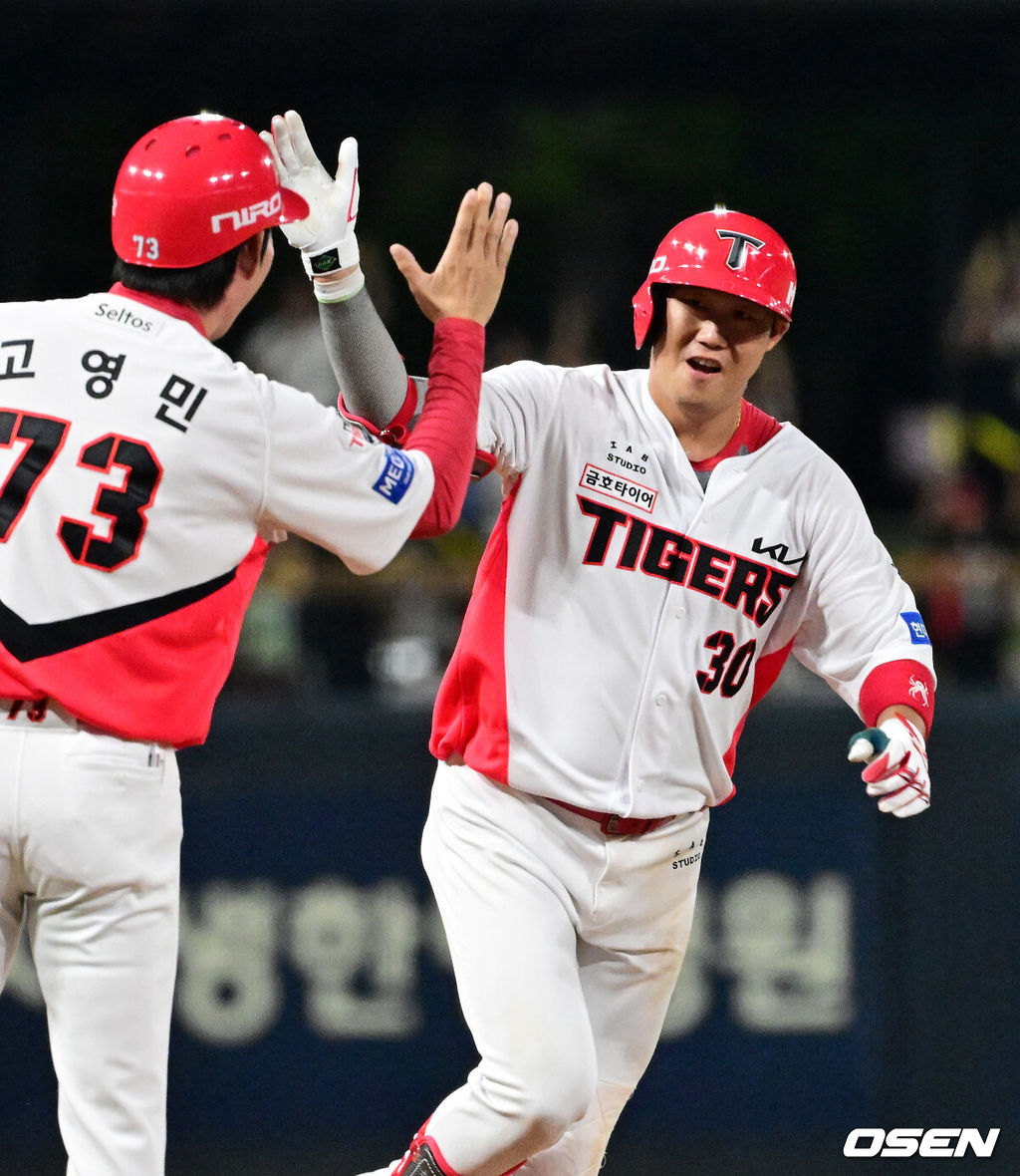 12일 광주-기아 챔피언스필드에서 2026 신한 SOL KBO리그 KIA 타이거즈와 삼성 라이온즈의 경기가 열렸다.KIA는 제임스 네일, 삼성은 오스틴 보스를 선발로 내세웠다.7회말 무사 2루에서 KIA 하주석이 우월 투런포를 날리며 고영민 코치와 하이파이브를 하고 있다. 2026.08.12 / jpnews@osen.co.kr