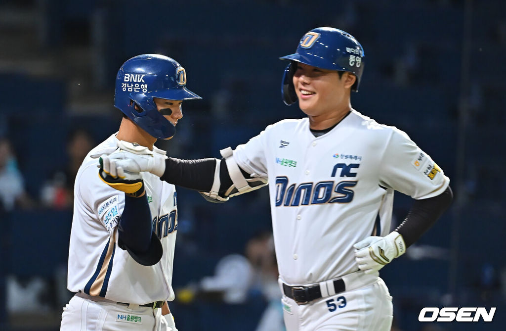 12일 창원NC파크에서 2026 신한 SOL KBO 리그 NC 다이노스와 KT 위즈의 경기가 열렸다. 홈팀 NC는 구창모가, 방문팀 KT는 소형준이 선발 출전했다. NC 다이노스 박시원이 3회말 우월 솔로 홈런을 치고 하이파이브를 하고 있다. 2026.08.12 / foto0307@osen.co.kr
