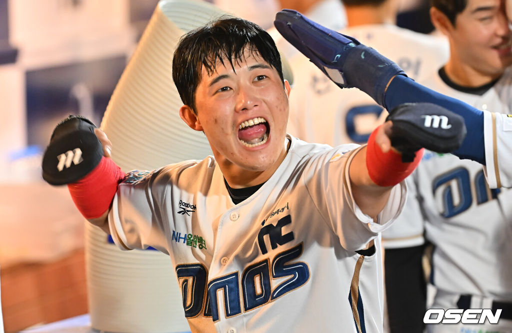 12일 창원NC파크에서 2026 신한 SOL KBO 리그 NC 다이노스와 KT 위즈의 경기가 열렸다. 홈팀 NC는 구창모가, 방문팀 KT는 소형준이 선발 출전했다. NC 다이노스 최정원이 8회말 2사 2루 박민우의 중견수 오른쪽 1타점 안타때 득점을 올리고 환호하고 있다. 2026.08.12 / foto0307@osen.co.kr