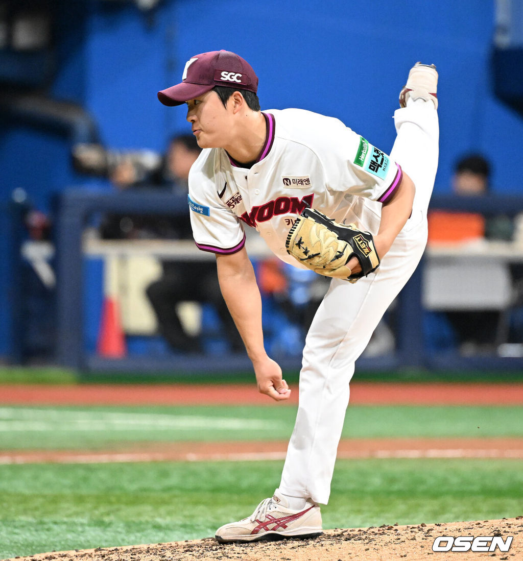 5일 서울 고척스카이돔에서 2026 신한 SOL KBO리그 키움 히어로즈와 LG 트윈스의 경기가 열렸다.이날 키움은 와일스, LG는 톨허스트를 선발로 내세웠다.7회초 무사에서 키움 전준표가 역투하고 있다. 2026.04.05 /sunday@osen.co.kr