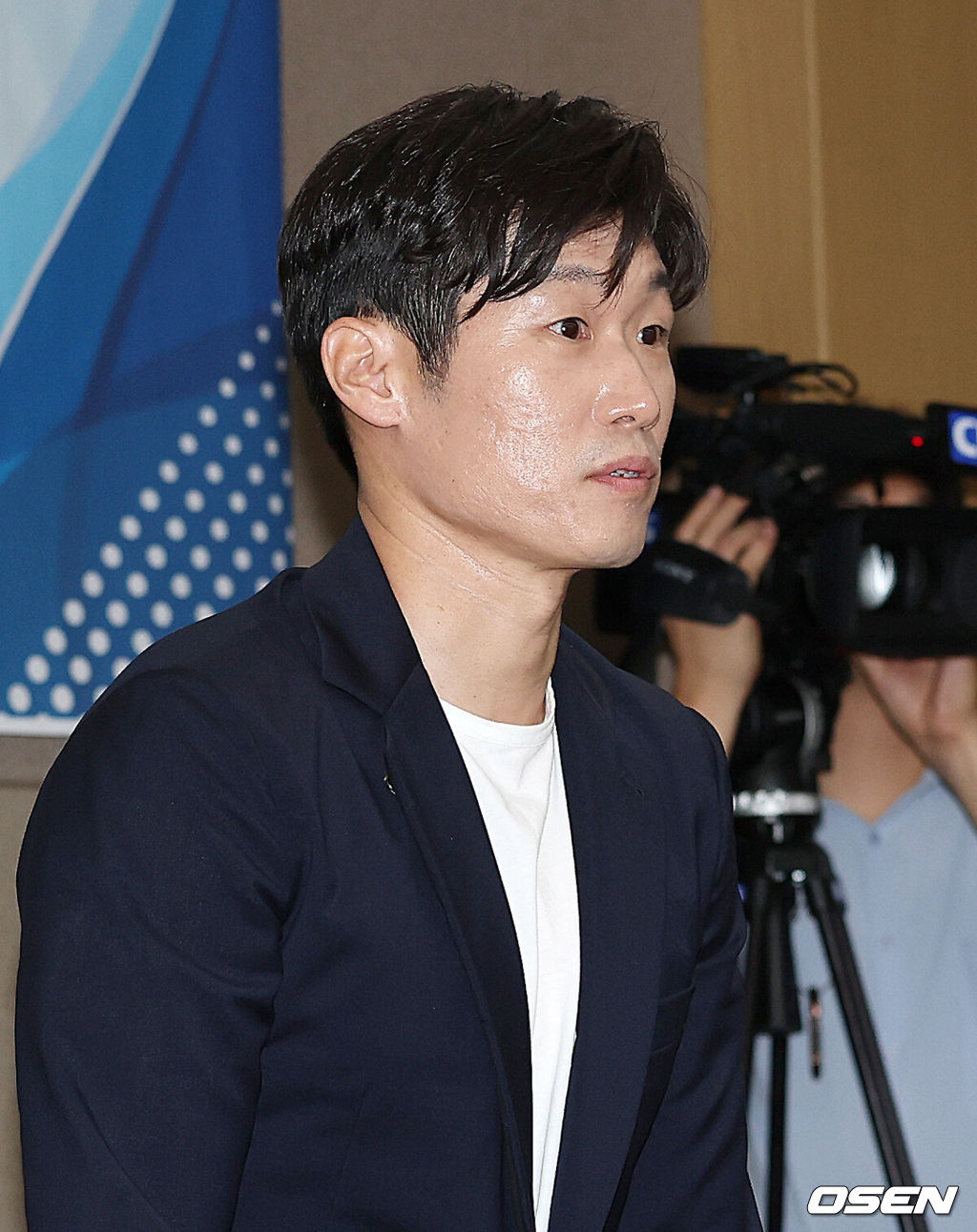 6일 오후 서울 올림픽파크텔에서 K-축구 혁신위원회 출범식이 열렸다.최휘영 문체부 장관과 박지성 FIFA 위원이 공동위원장을 맡고 축구·체육계 인사들이 참여하는 혁신위원회는 한국 축구의 구조적 문제를 진단하고 거버넌스 개선, 유소년 육성, 첨단 기술 도입 등 중장기 발전 방안을 마련할 계획이다.박지성 공동위원장이 참석하고 있다. 2026.07.06 /sunday@osen.co.kr