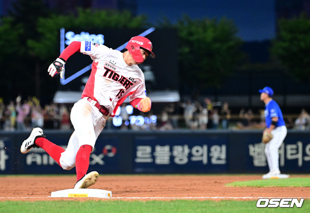 12일 광주-기아 챔피언스필드에서 2026 신한 SOL KBO리그 KIA 타이거즈와 삼성 라이온즈의 경기가 열렸다.KIA는 제임스 네일, 삼성은 오스틴 보스를 선발로 내세웠다.1회말 무사 2루에서 KIA 박재현이 김선빈의 1타점 좌중간 적시타에 홈으로 내달리고 있다. 2026.08.12 / jpnews@osen.co.kr