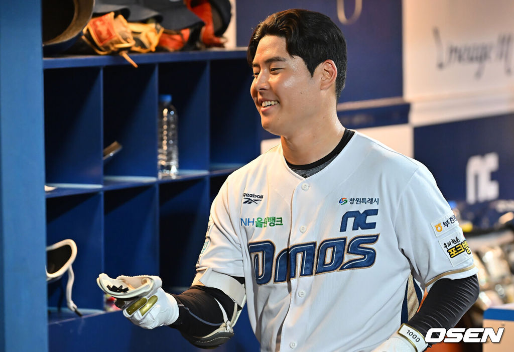 12일 창원NC파크에서 2026 신한 SOL KBO 리그 NC 다이노스와 KT 위즈의 경기가 열렸다. 홈팀 NC는 구창모가, 방문팀 KT는 소형준이 선발 출전했다. NC 다이노스 박시원이 3회말 우월 솔로 홈런을 치고 기뻐하고 있다. 2026.08.12 / foto0307@osen.co.kr