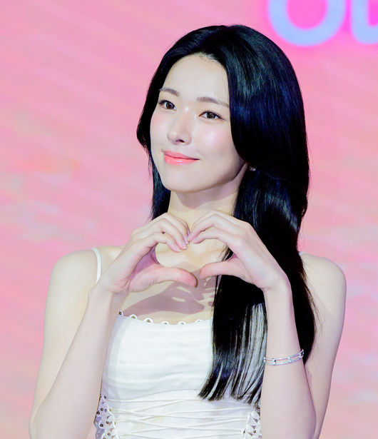 넷플릭스 시리즈 '이런 엿같은 사랑’ 제작발표회가 5일 서울 마포구 호텔 나루 서울에서 열렸다.'이런 엿같은 사랑' 은 기억상실에 걸린 검사 고은새(하영)와 자칭 남자친구라 우기는 복싱 코치 장태하(정해인)의 설렘 찐득한 동거 생활을 그린 로맨틱 코미디 다. 배우 하영이 포토타임을 준비하고 있다. 2026.08.05 / jpnews@osen.co.kr