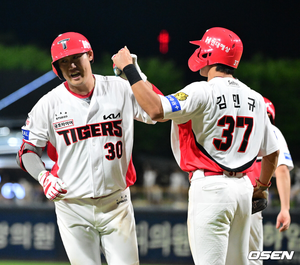 12일 광주-기아 챔피언스필드에서 2026 신한 SOL KBO리그 KIA 타이거즈와 삼성 라이온즈의 경기가 열렸다.KIA는 제임스 네일, 삼성은 오스틴 보스를 선발로 내세웠다.7회말 무사 2루에서 KIA 하주석이 우월 투런포를 날리며 김민규와 하이파이브를 하고 있다. 2026.08.12 / jpnews@osen.co.kr