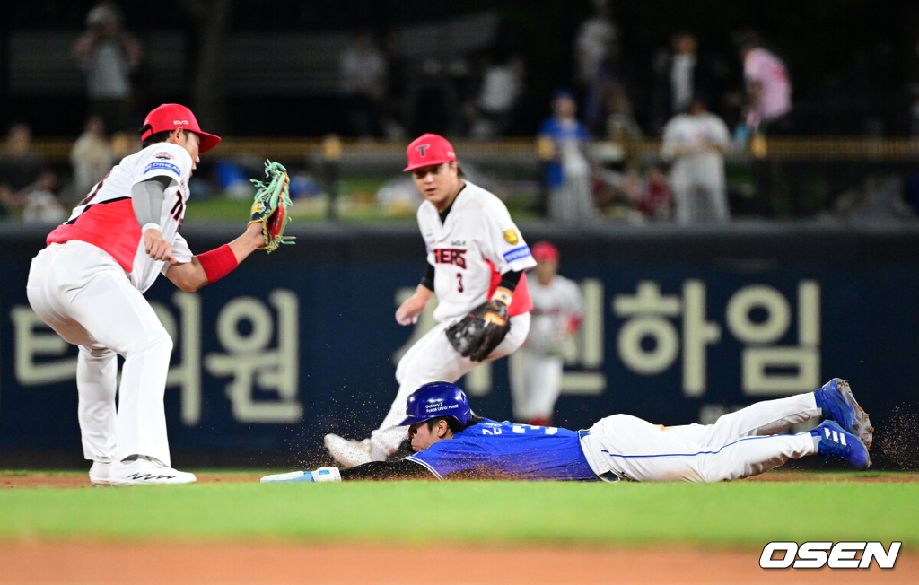 12일 광주-기아 챔피언스필드에서 2026 신한 SOL KBO리그 KIA 타이거즈와 삼성 라이온즈의 경기가 열렸다.KIA는 제임스 네일, 삼성은 오스틴 보스를 선발로 내세웠다.3회초 1사 1루에서 삼성 김성윤이 KIA 하주석에 태그아웃 당하며 2루 도루에 실패하고 있다. 2026.08.12 / jpnews@osen.co.kr