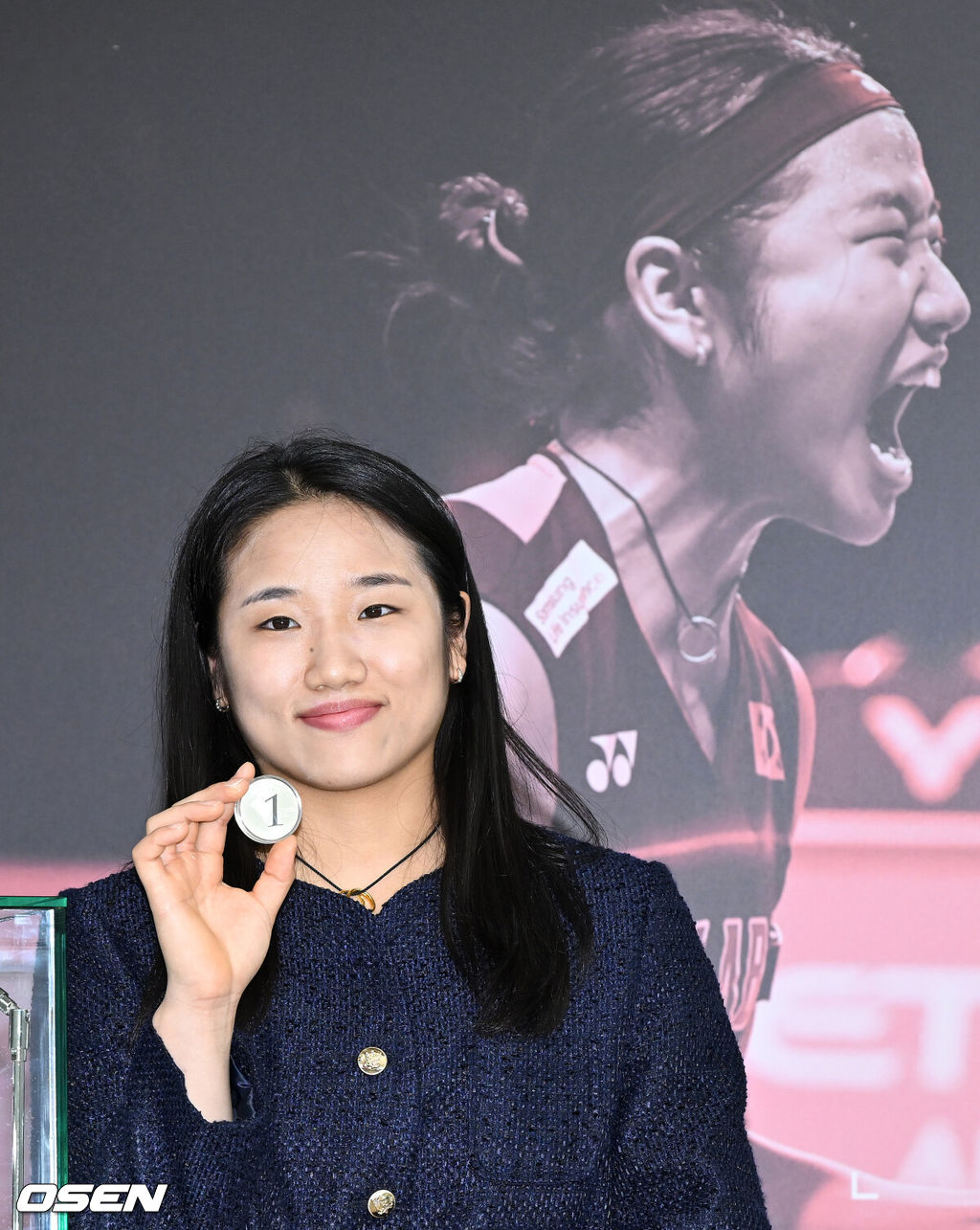 29일 오전 서울 서초구 요넥스코리아 서초사옥에서 안세영 선수 기념메달 출시행사가 열렸다.이번 기념메달은 안세영 선수의 아시아 최초 여자 단식 그랜드슬램 달성을 기념해 제작되었다.공식 기념메달은 7월 29일(수) 오전 10시부터 한국조폐공사 쇼핑몰(www.koreamint.com)을 통해 1차 상시판매한다.안세영이 포토타임을 가지고 있다. 2026.07.28 /sunday@osen.co.kr