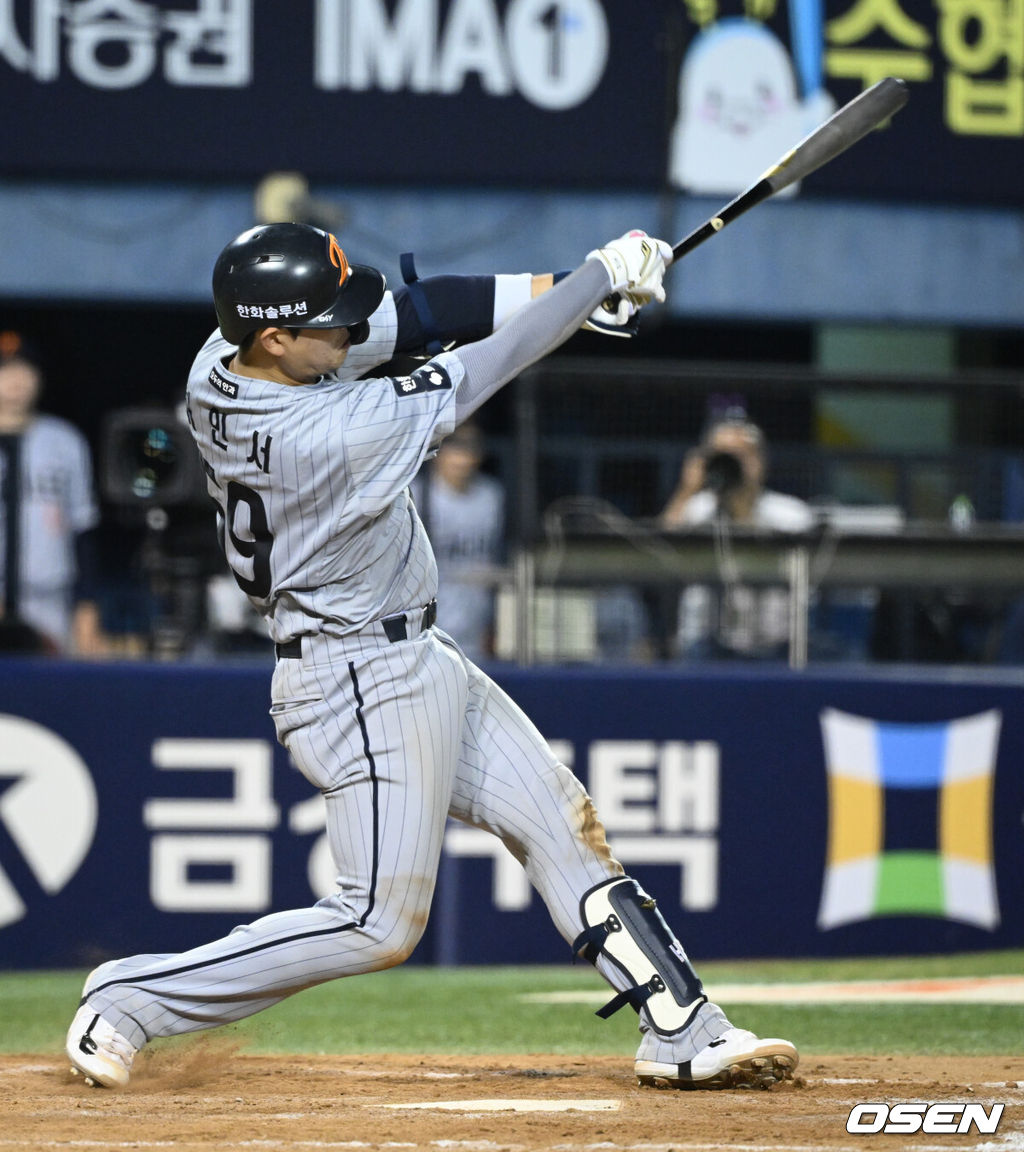 12일 서울 잠실야구장에서 2026 신한 SOL KBO리그 두산 베어스와 한화 이글스의 경기가 열렸다.이날 두산은 벤자민, 한화는 화이트를 선발로 내세웠다. 연장 10회초 1사 3루에서 한화 허인서가 1타점 2루타를 날리고 있다. 2026.08.12 /cej@osen.co.kr