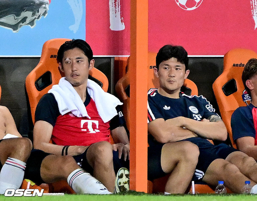 4일 오후 제주월드컵경기장에서 '아우디 풋볼 써밋 2026' 제주SK FC와 FC 바이에른 뮌헨의 친선 경기가 열렸다.뱅상 콤파니 감독이 이끄는 바이에른 뮌헨은 이번 아시아 투어 명단에 대한민국 국가대표 수비수 김민재를 비롯해 주장 마누엘 노이어, 요주아 키미히, 요나탄 타, 요시프 스타니시치, 루이스 디아스, 주앙 팔리냐, 콘라트 라이머 등 26명을 포함시켰다. 세르지우 코스타 감독이 이끄는 제주는 K리그1 최근 5경기 무패를 이어가며 독일 분데스리가 챔피언을 상대로 어떤 경기력을 보여줄지 관심을 모은다.후반 뮌헨 김민재와 이토가 벤치에서 경기를 지켜보고 있다. 2026.08.04 / dreamer@osen.co.kr