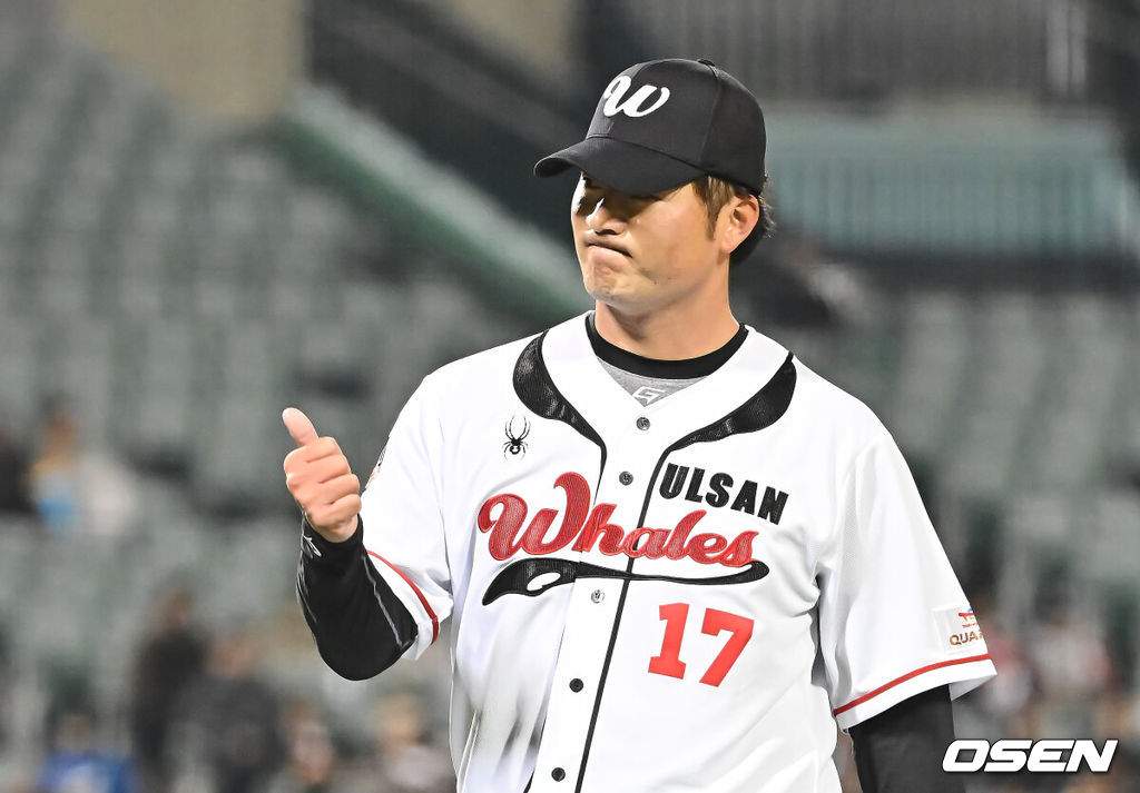 20일 울산 문수야구장에서 2026 메디힐 KBO 퓨처스리그 울산 웨일즈와 롯데 자이언츠의 경기가 열렸다. 울산은 오카다를 선발로, 롯데는 현도훈을 선발로 출전시켰다.울산 웨일즈 선발투수 오카다가 4회초 수비를 마치고 엄지척을 하고 있다. 2026.03.20 / foto0307@osen.co.kr