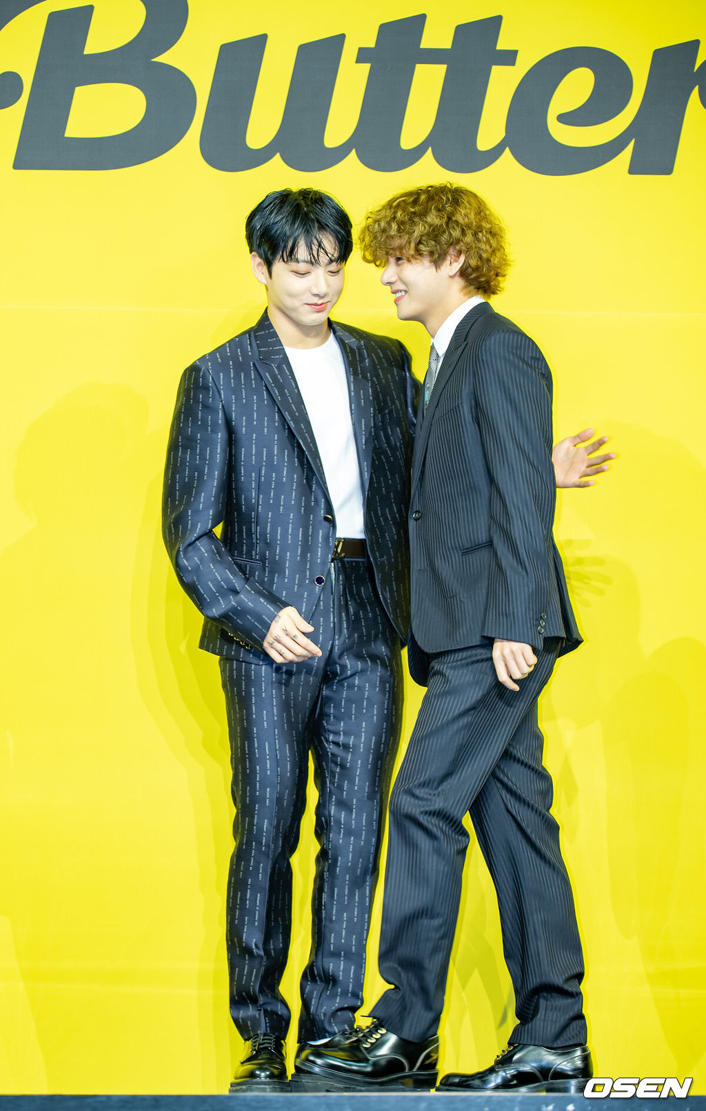 21일 오후 서울 송파구 올림픽공원 올림픽홀에서 방탄소년단(BTS)의 새 디지털 싱글 'Butter' 발매 기념 글로벌 기자간담회 포토타임이 진행됐다.그룹 방탄소년단(RM, 진, 슈가, 제이홉, 지민, 뷔, 정국)의 새 싱글 'Butter'는 오늘(21일) 오후 1시(한국시각)에 전 세계 동시에 발매된다. 방탄소년단의 새 디지털 싱글 'Butter'는 마음을 흔드는 방탄소년단의 귀여운 고백을 담은 청량하고 중독성 강한 댄스 팝 장르의 서머송이다. 버터처럼 부드럽게 스며드는 방탄소년단의 독보적인 매력을 느낄 수 있는 곡으로 방탄소년단만의 음악적 스타일을 더한 것으로 알려져 기대를 모으고 있다.방탄소년단(BTS) 정국이 개별 포토타임을 마친 후 단체 포토타임을 위해 걸어나온 뷔를 맞이하고 있다./ rumi@osen.co.kr