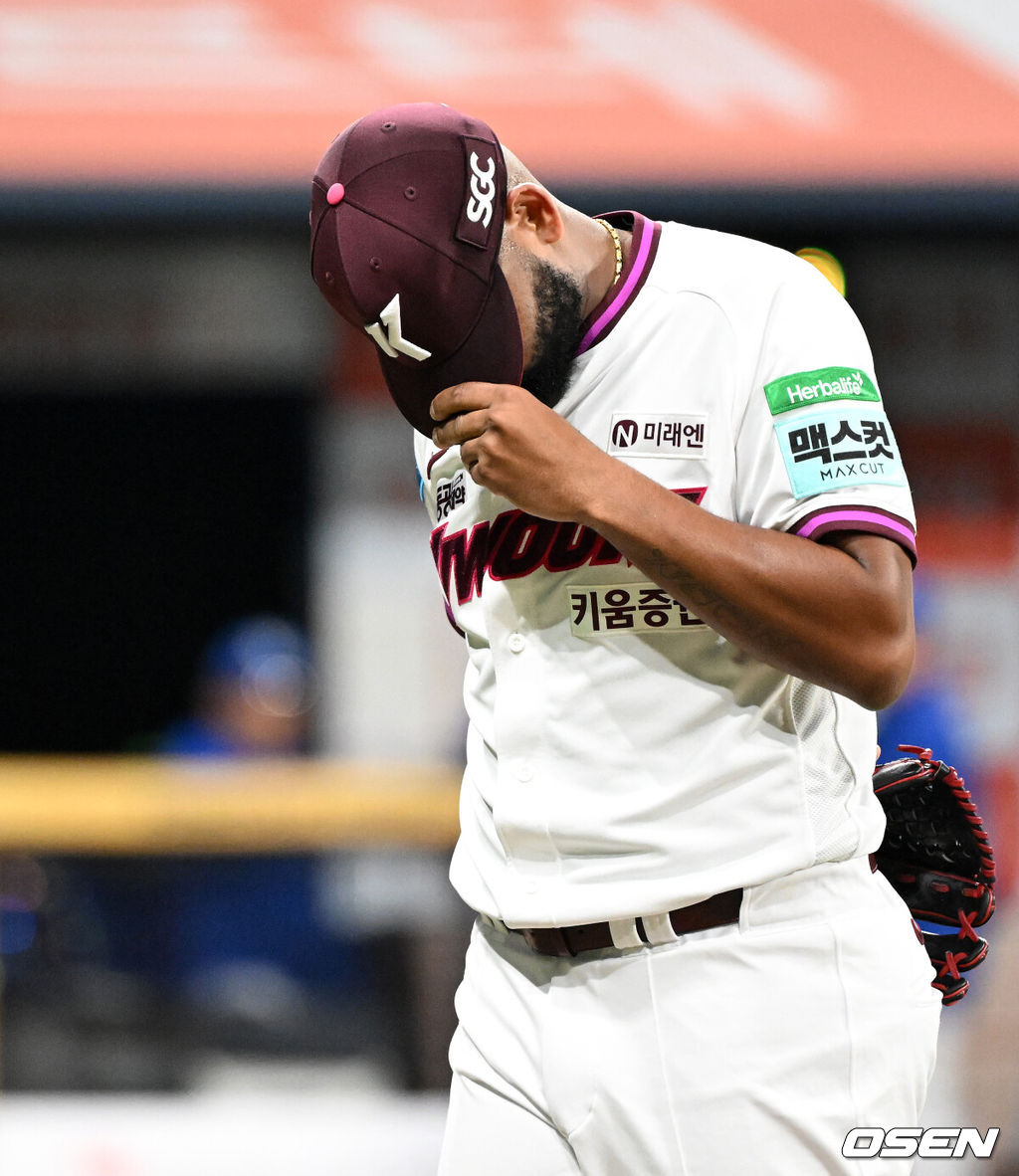 22일 서울 고척스카이돔에서  2026 신한 SOL KBO리그 키움 히어로즈와 삼성 라이온즈의 경기가 열렸다.이날 키움은 알칸타라, 삼성은 김백산을 선발로 내세웠다.5회초 무사 1루에서 키움 알칸타라가 팔 통증을 호소하며 교체되고 있다. 2026.07.22 /sunday@osen.co.kr