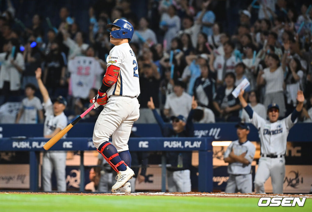 13일 창원NC파크에서 2026 신한 SOL KBO 리그 NC 다이노스와 KT 위즈의 경기가 열렸다. 홈팀 NC는 테일러가, 방문팀 KT는 대니엘이 선발 출전했다. NC 다이노스 안중열이 7회말 2사 1,2루 좌중월 역전 3점 홈런을 치고 타구를 바라보고 있다. 2026.08.13 / foto0307@osen.co.kr