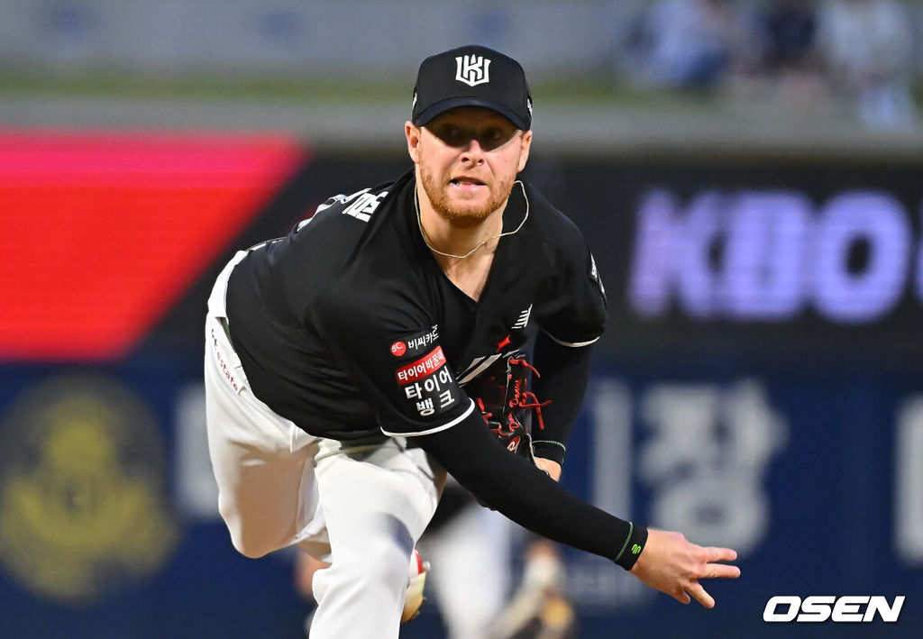 13일 창원NC파크에서 2026 신한 SOL KBO 리그 NC 다이노스와 KT 위즈의 경기가 열렸다. 홈팀 NC는 테일러가, 방문팀 KT는 대니엘이 선발 출전했다. KT 위즈 선발투수 대니얼이 역투하고 있다. 2026.08.13 / foto0307@osen.co.kr