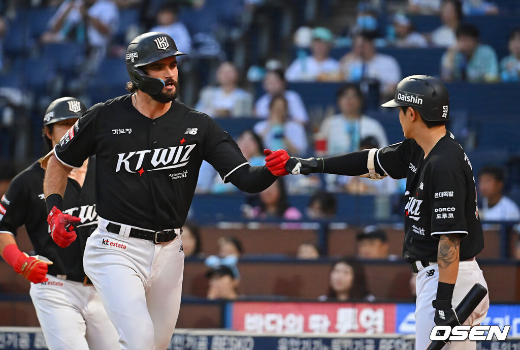 13일 창원NC파크에서 2026 신한 SOL KBO 리그 NC 다이노스와 KT 위즈의 경기가 열렸다. 홈팀 NC는 테일러가, 방문팀 KT는 대니엘이 선발 출전했다. KT 위즈 힐리어드가 1회초 2사 2루 우중월 2점 홈런을 치고 하이파이브를 하고 있다. 2026.08.13 / foto0307@osen.co.kr