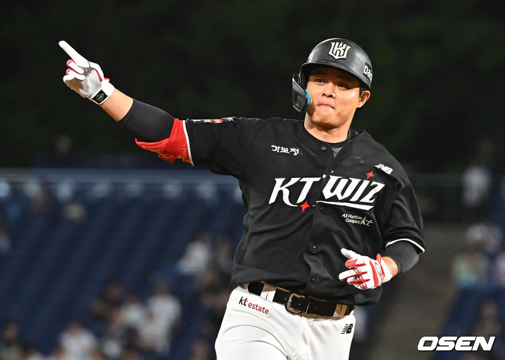 13일 창원NC파크에서 2026 신한 SOL KBO 리그 NC 다이노스와 KT 위즈의 경기가 열렸다. 홈팀 NC는 테일러가, 방문팀 KT는 대니엘이 선발 출전했다. KT 위즈 권동진이 3회초 우월 솔로 홈런을 치고 세리머니를 하고 있다. 2026.08.13 / foto0307@osen.co.kr