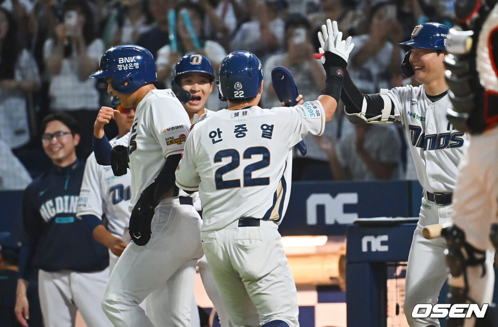 13일 창원NC파크에서 2026 신한 SOL KBO 리그 NC 다이노스와 KT 위즈의 경기가 열렸다. 홈팀 NC는 테일러가, 방문팀 KT는 대니엘이 선발 출전했다. NC 다이노스 안중열이 7회말 2사 1,2루 좌중월 역전 3점 홈런을 치고 동료들과 기쁨을 나누고 있다. 2026.08.13 / foto0307@osen.co.kr