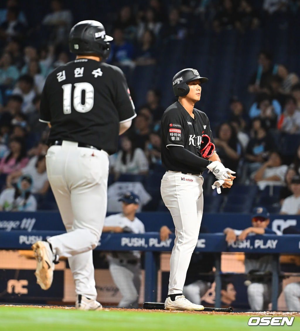 13일 창원NC파크에서 2026 신한 SOL KBO 리그 NC 다이노스와 KT 위즈의 경기가 열렸다. 홈팀 NC는 테일러가, 방문팀 KT는 대니엘이 선발 출전했다. KT 위즈 장진혁이 8회초 2사 만루 밀어내기 볼넷으로 동점을 만들고 있다. 2026.08.13 / foto0307@osen.co.kr