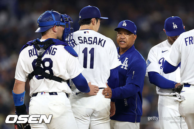 [사진] LA 다저스 데이브 로버츠 감독이 사사키 로키를 교체하고 있다. ⓒGettyimages(무단전재 및 재배포 금지)